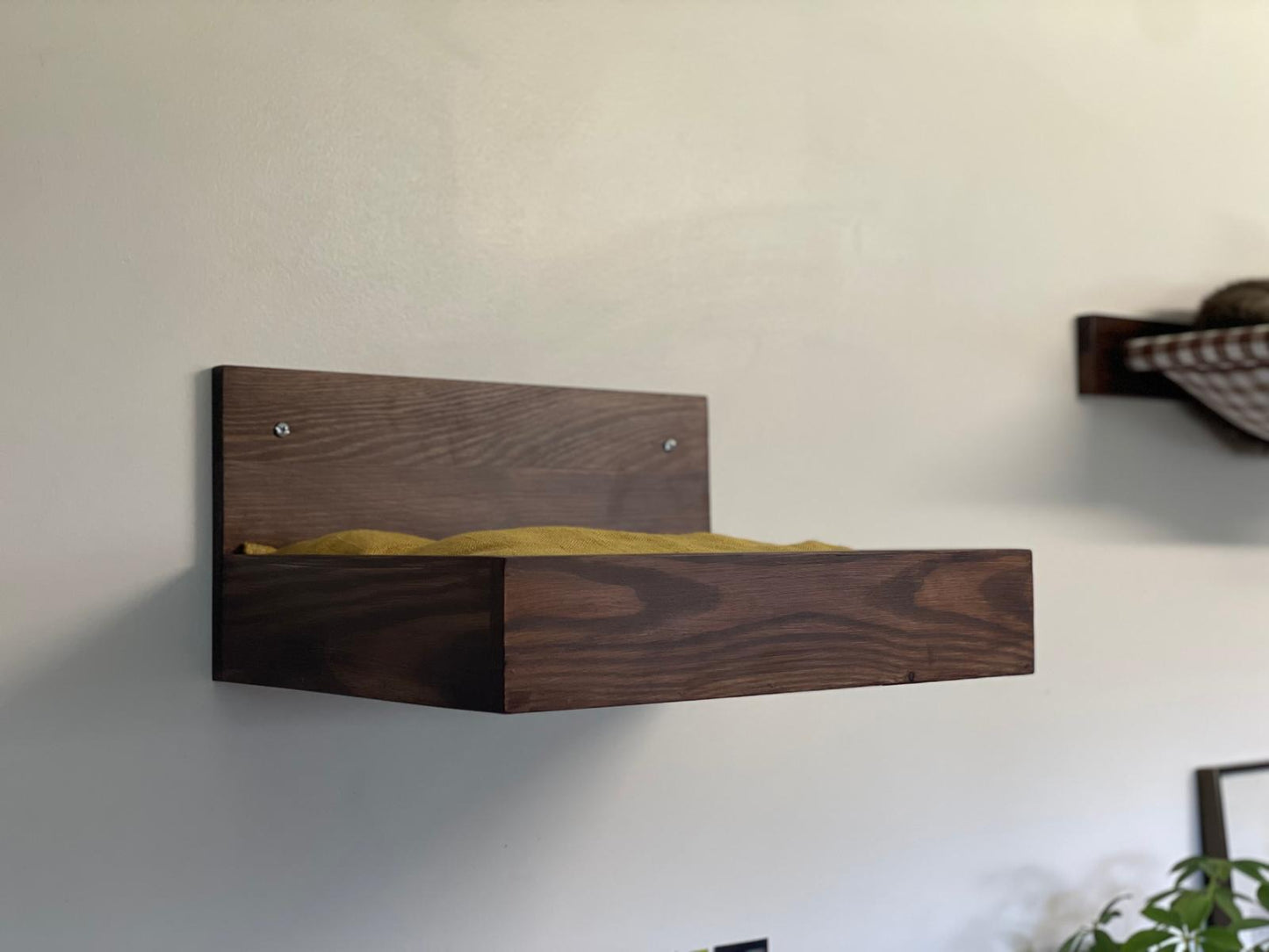 panier mural design et éco-responsable pour chat avec coussin