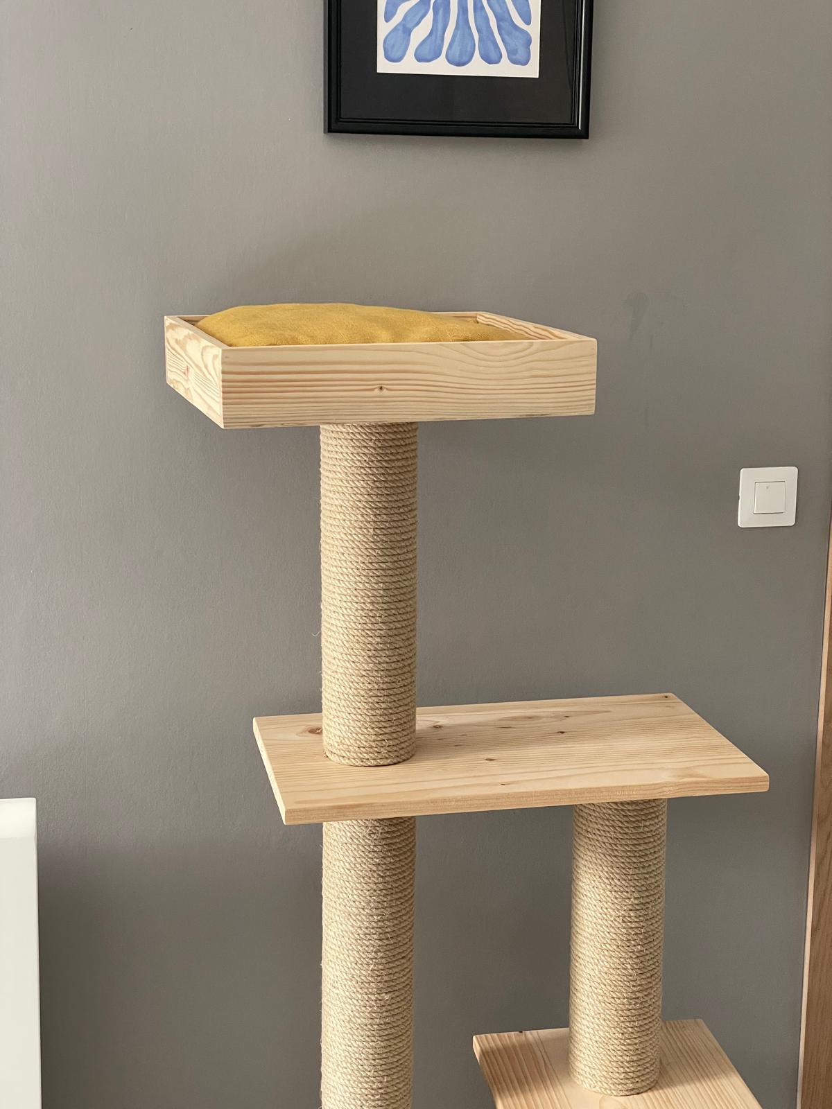 coussin jaune en tissu de seconde main et fibres recyclés  pour arbre à chat 